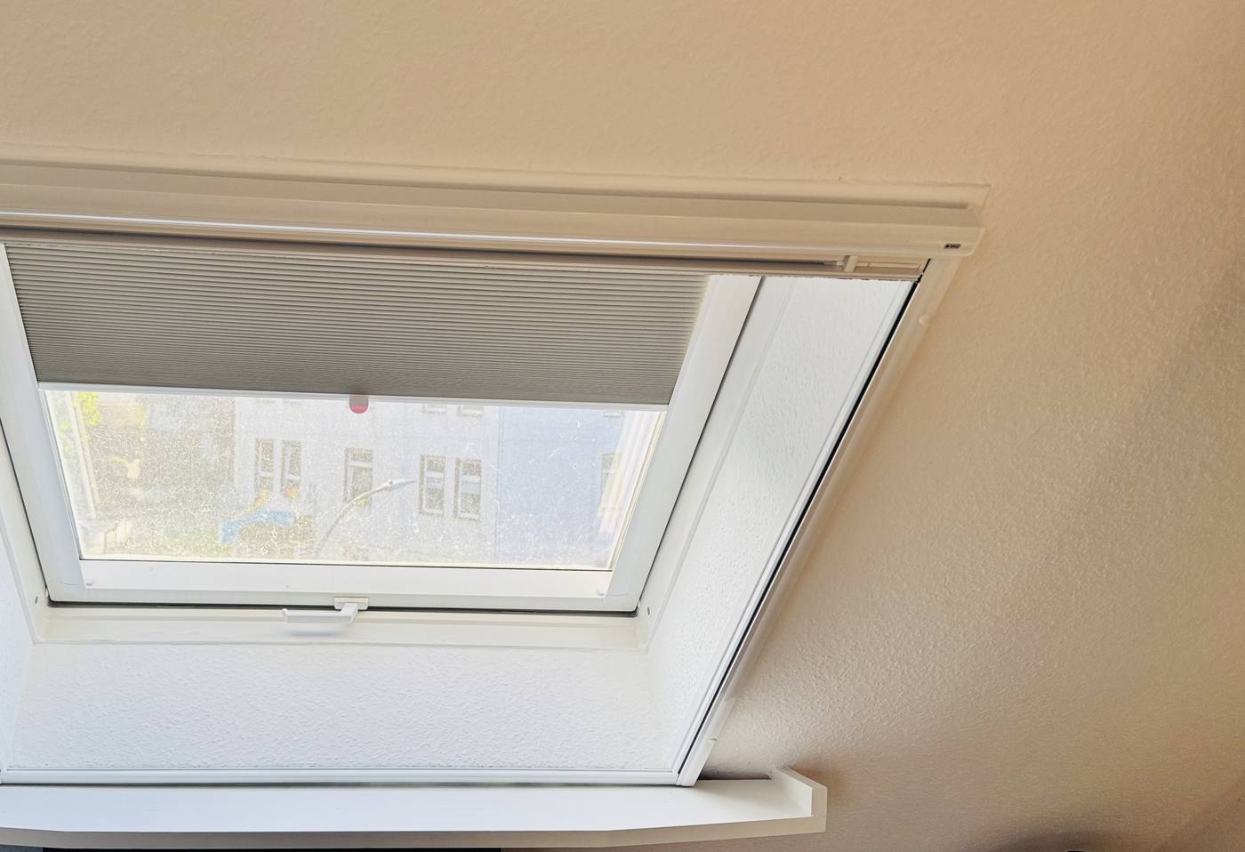 Dachfenster mit eingebautem Insektenschutzrollo